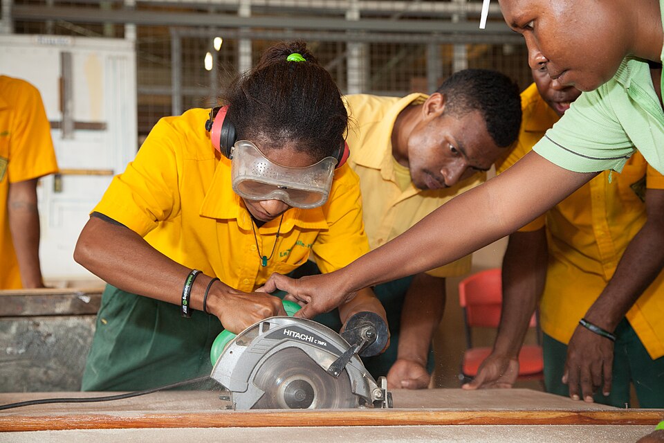 Jeunes en apprentissage dans un environnement de formation technique