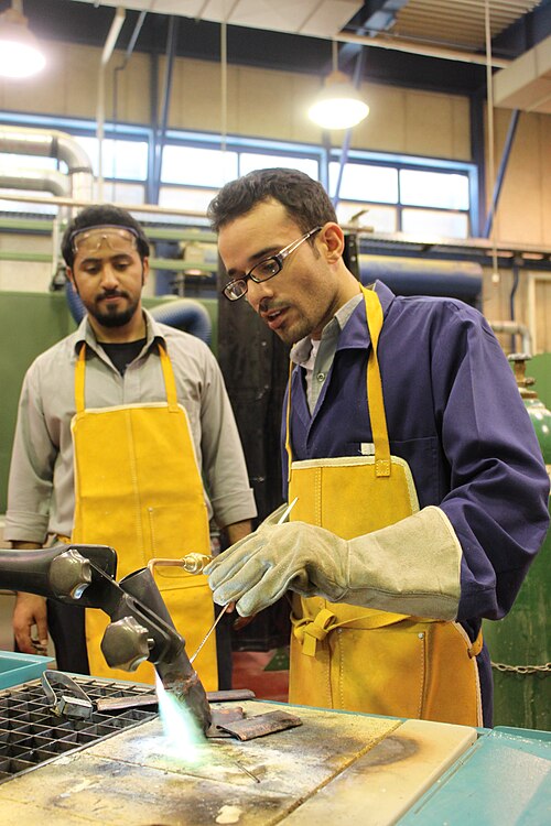 Apprenants dans un atelier de formation au brasage et au soudage