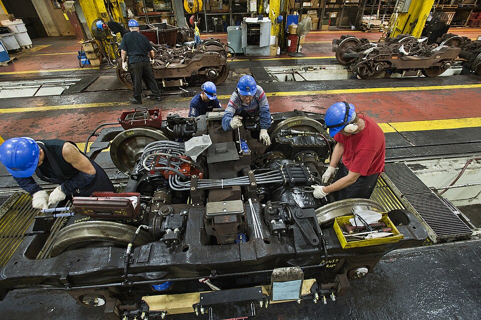 Techniciens intervenant sur des équipements dans le cadre d’une opération de maintenance